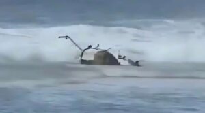 Tres muertos y dos heridos tras caída de helicóptero turístico en Hawái