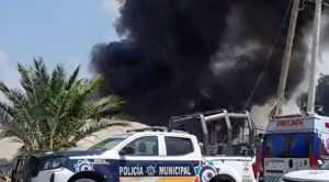 Fuerte incendio consume recicladora en Ecatepec; humo se observa en varios puntos del Valle de México