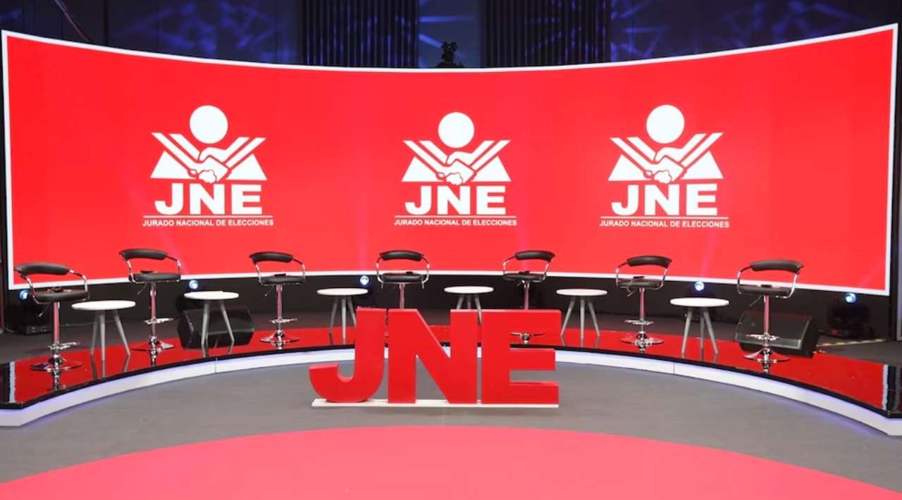 Perú inicia debates presidenciales con 35 candidatos y sin favorito claro