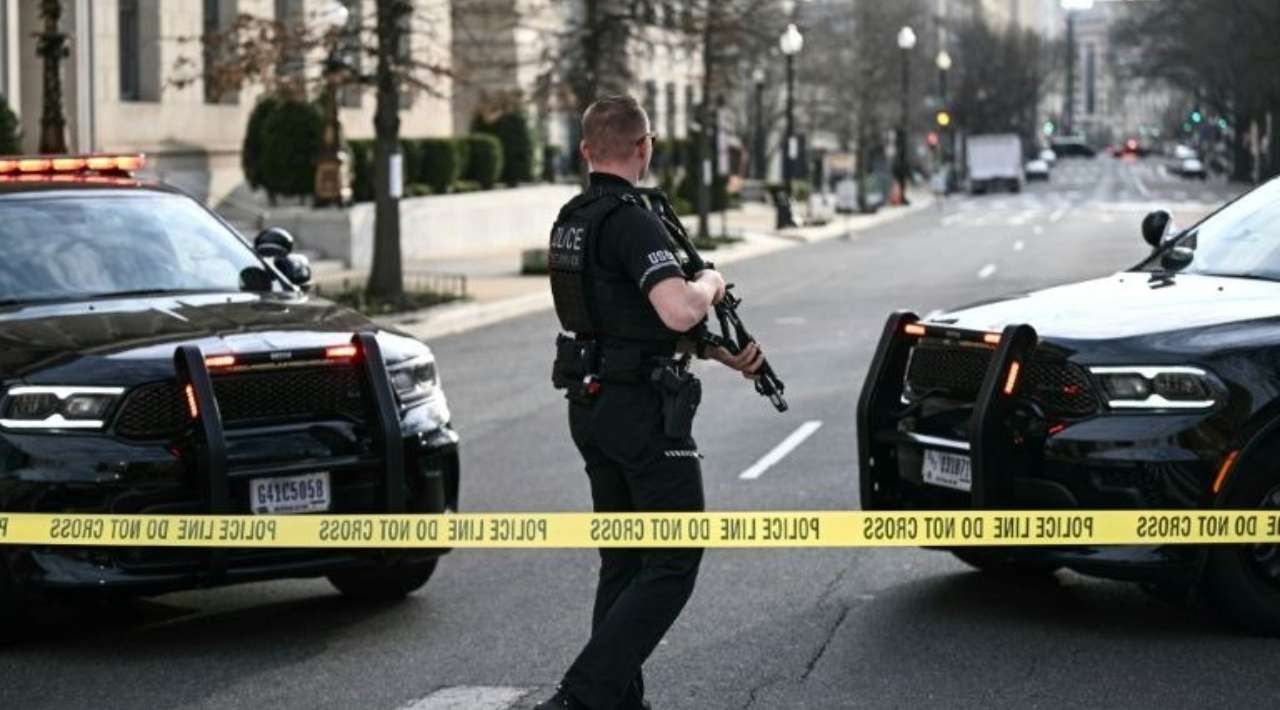 Furgoneta se estrella contra barrera cercana a la Casa Blanca; detienen al conductor