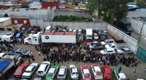 Rescatan a más de 200 migrantes dentro de tráiler en Xalapa; varios estaban deshidratados