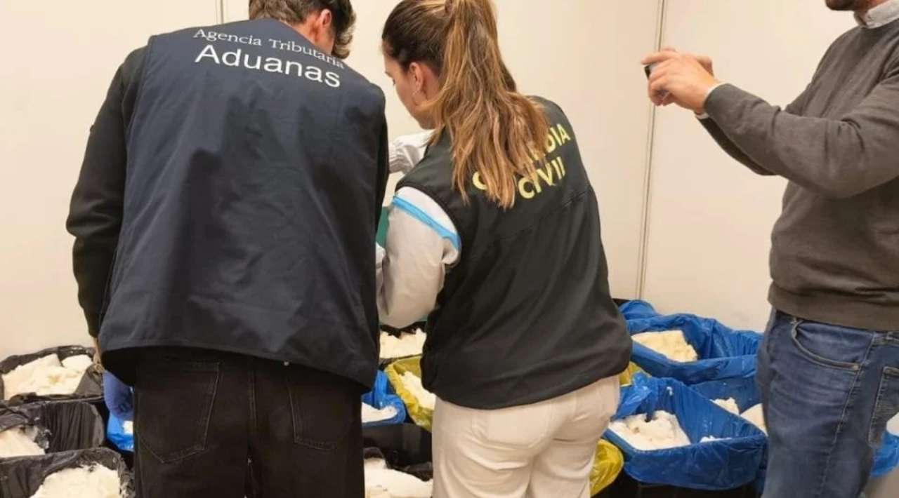 Incautan 625 kilos de metanfetamina en Madrid; droga llegó desde México oculta en aceite de coco
