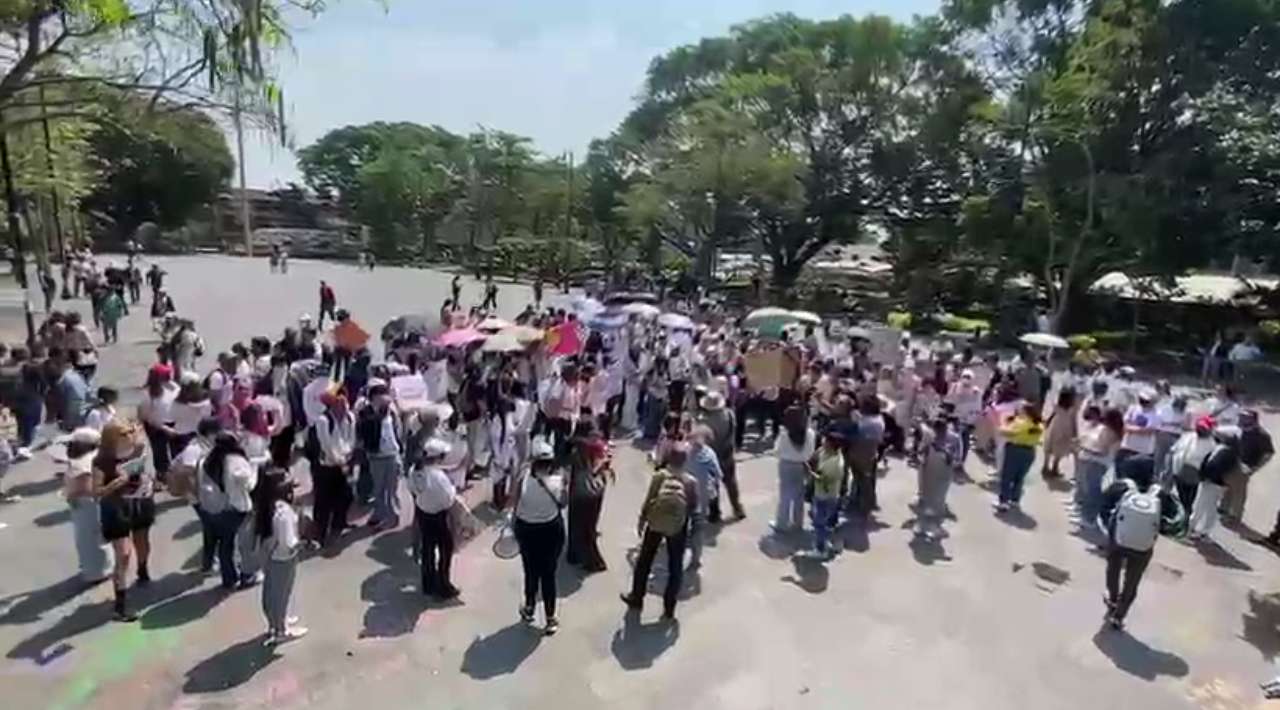 Con baja participación concluye marcha estudiantil en el Zócalo de Cuernavaca