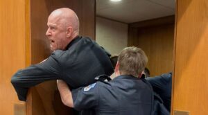 Veterano de guerra irrumpe en el Capitolio para protestar contra conflicto con Irán