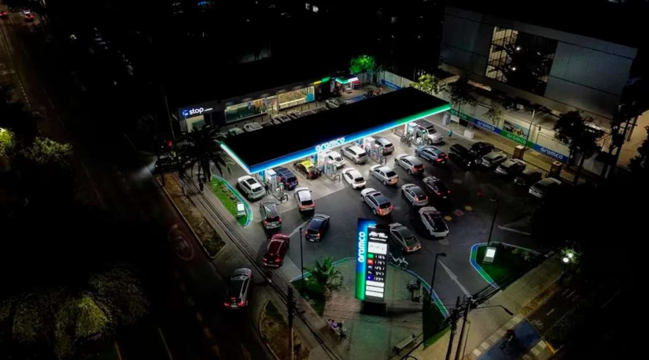 Alza histórica de combustibles en Chile provoca compras de pánico y críticas