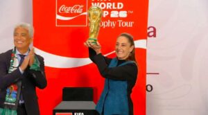 A 100 días del Mundial 2026, Sheinbaum alza la Copa en Palacio Nacional