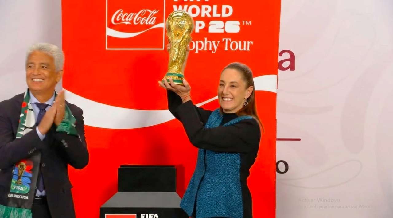 A 100 días del Mundial 2026, Sheinbaum alza la Copa en Palacio Nacional