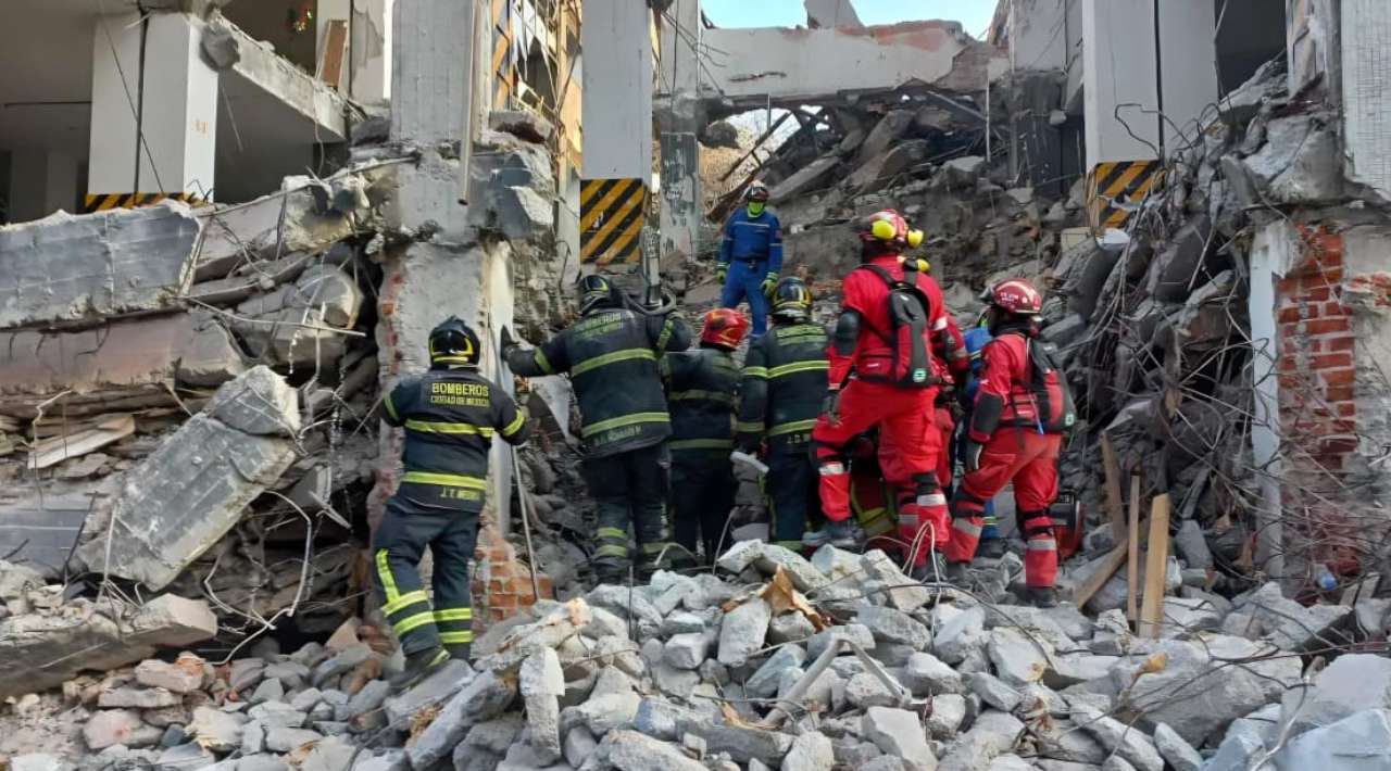 Continúa rescate tras derrumbe de edificio en alcaldía Cuauhtémoc; suman dos trabajadores muertos