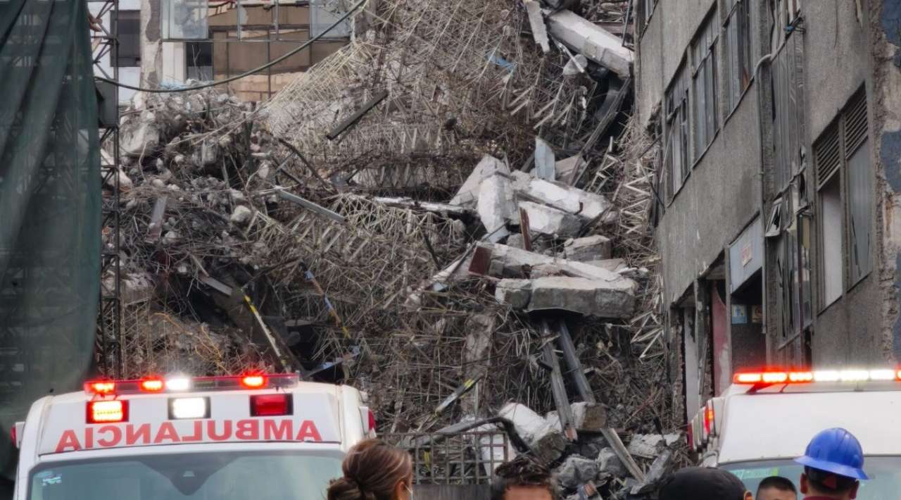 Colapsa edificio en demolición en la alcaldía Cuauhtémoc; reportan personas atrapadas