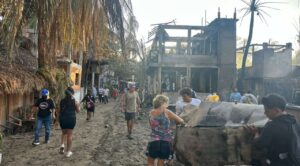 Incendio consume más de 60 negocios en la zona turística de Punta Zicatela, Oaxaca