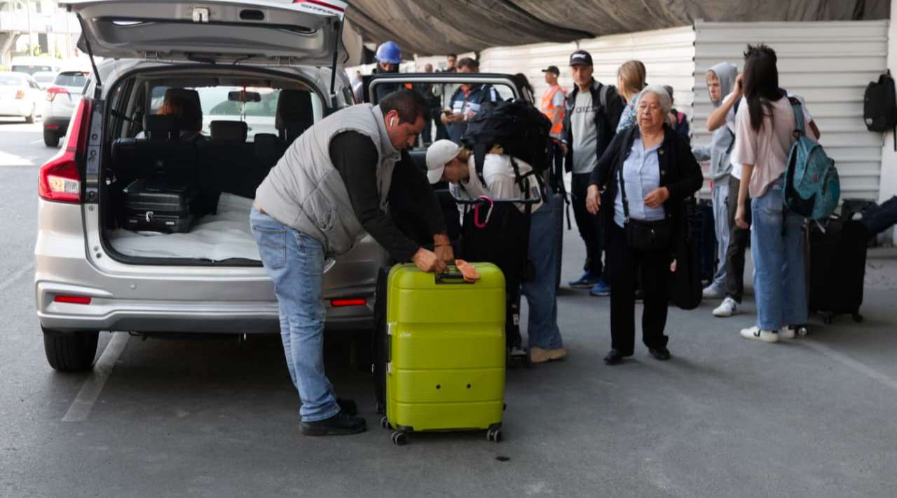 Buscan acuerdo entre taxis del AICM y aplicaciones para mejorar servicio