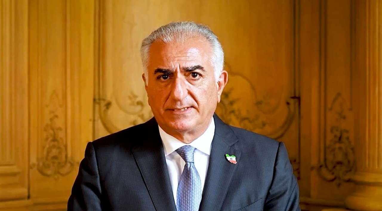 Príncipe exiliado Reza Pahlavi se declara líder de transición en Irán