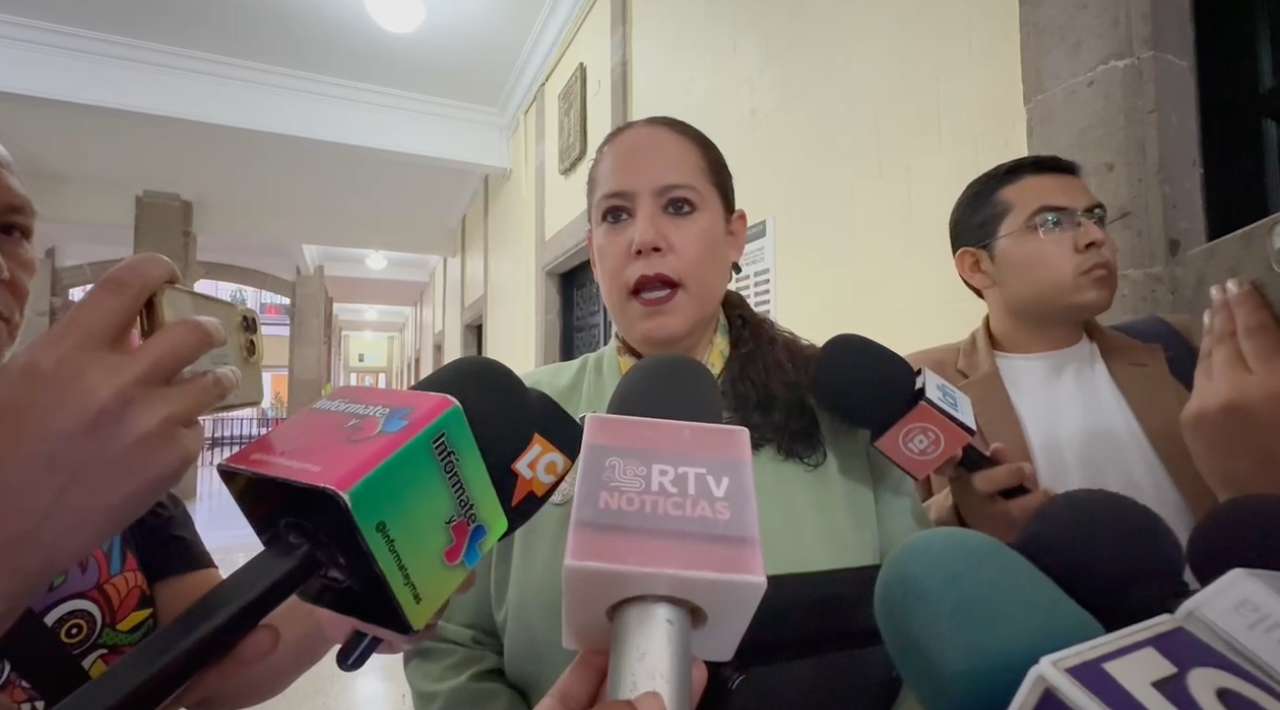 Reunión informativa sobre nuevas reglas para el uso de dispositivos electrónicos en escuelas