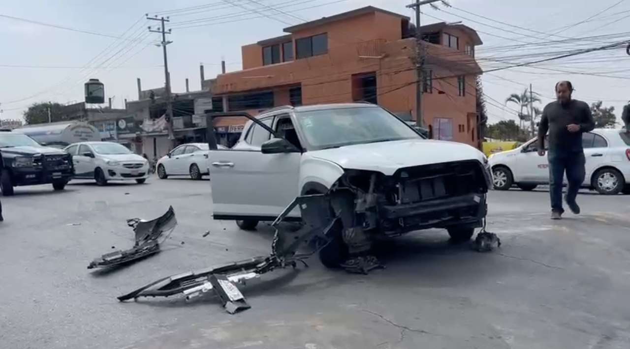 Motociclista resulta lesionado tras choque contra camioneta en Cuernavaca