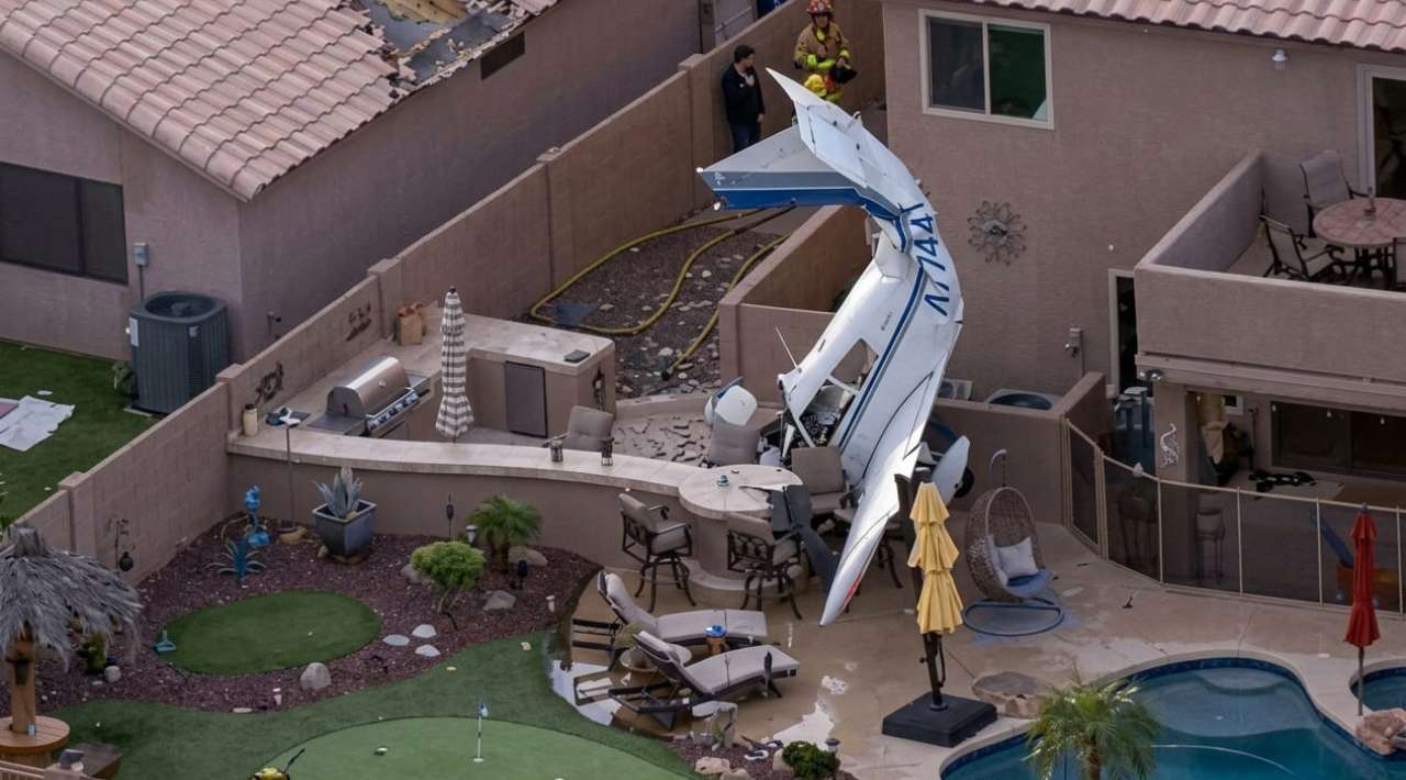 Avioneta de entrenamiento cae sobre casas en Arizona; hay tres heridos