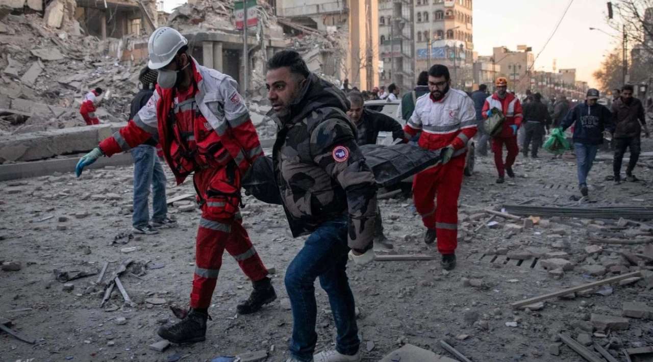 Irán lanza misiles contra Israel y golpea radares de EU en Medio Oriente