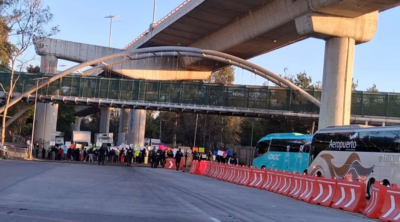 ¿Por qué está bloqueada la autopista México-Cuernavaca?