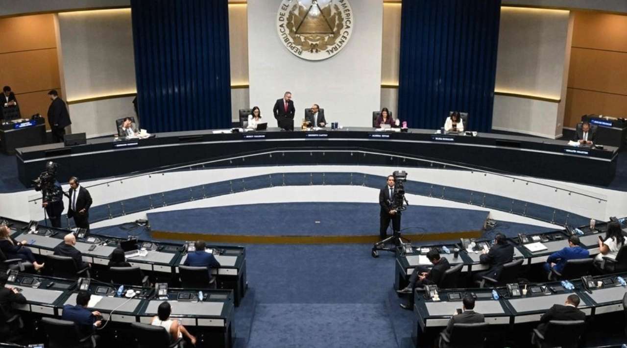 El Salvador aprueba prisión perpetua para menores por delitos graves