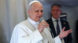 Papa León XIV llama a la paz tras críticas de Trump