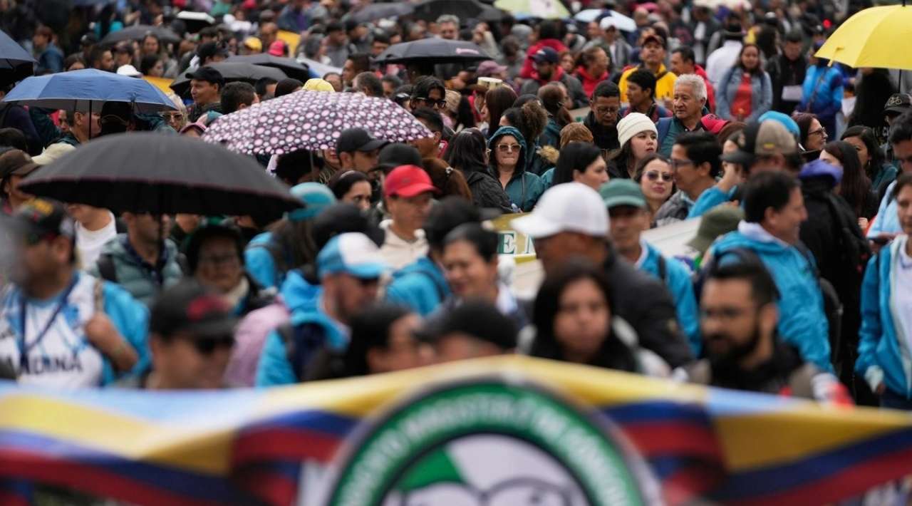 Maestros protestan en Colombia por fallas en servicio de salud