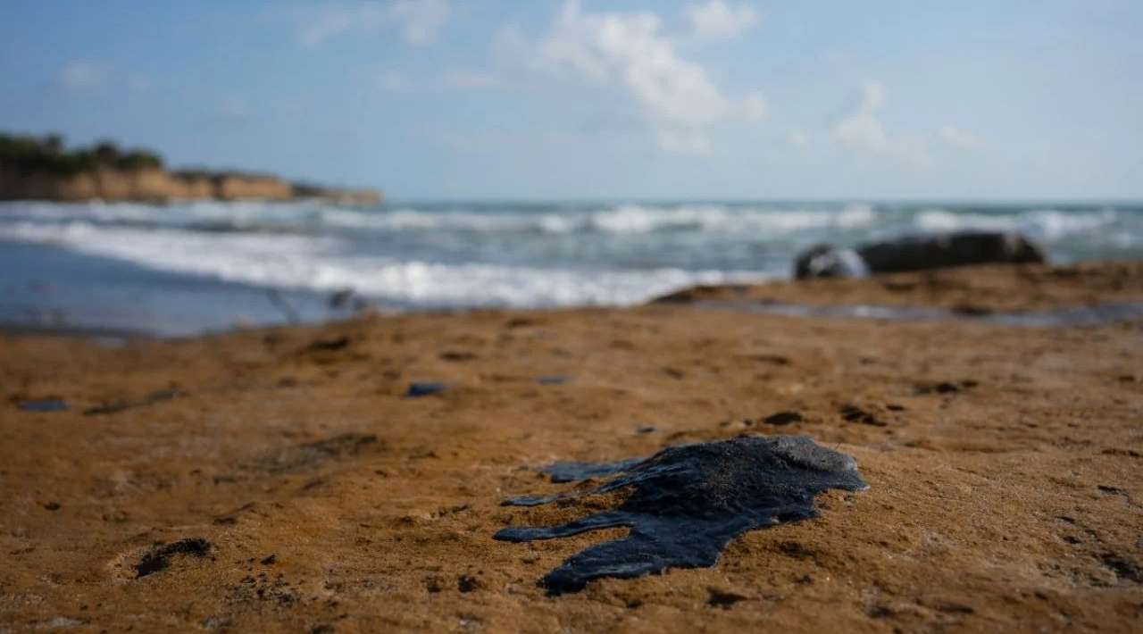 Gobierno refuerza acciones por contaminación en el Golfo y dará apoyo extra a pescadores
