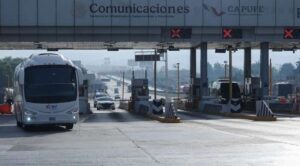 Transportistas y agricultores liberan caseta México-Toluca en paro nacional