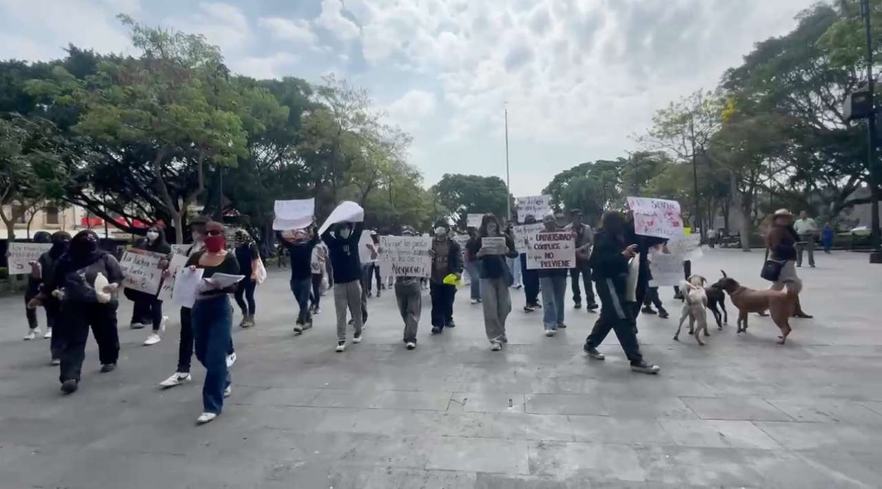 Estudiantes marchan en Cuernavaca y visibilizan sus demandas en Plaza de Armas
