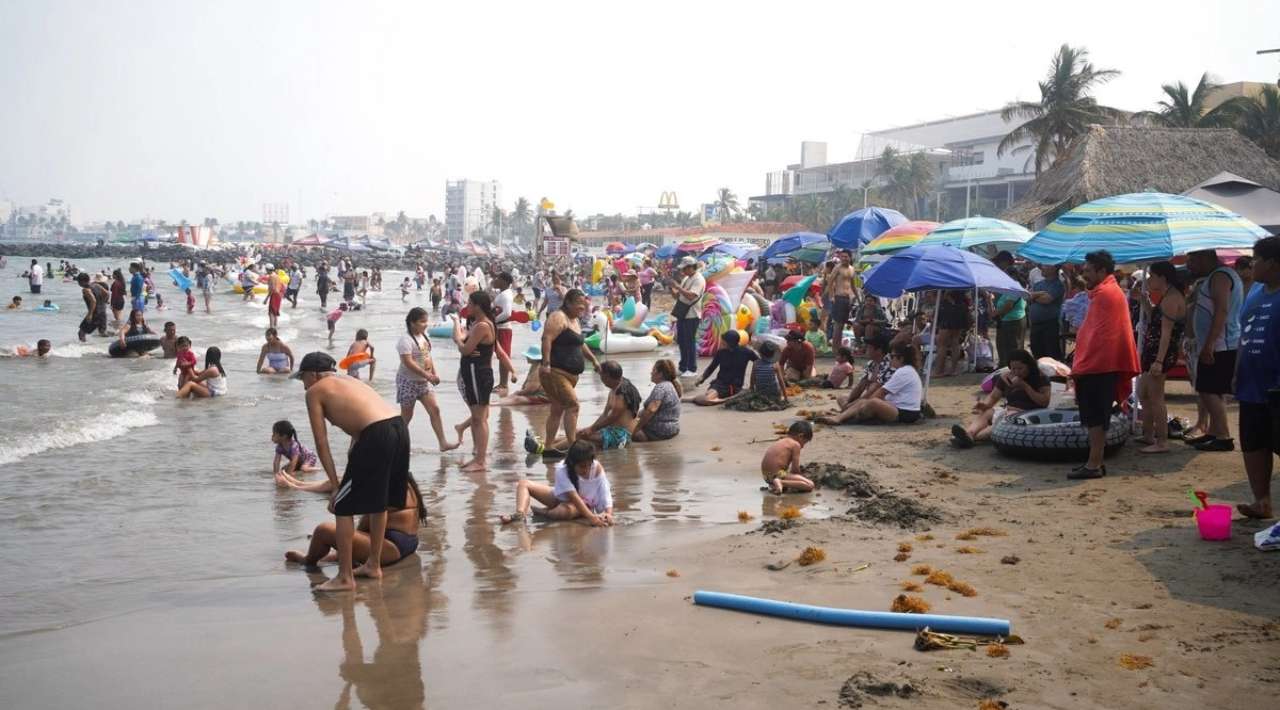 Sheinbaum asegura alta afluencia turística en Veracruz pese a derrame