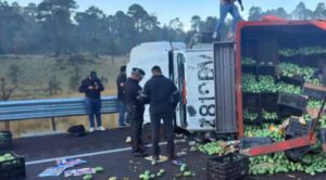 Vuelca camión cargado de mango en la México-Cuernavaca; cierre total por más de dos horas