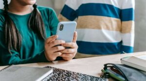 Brasil aplica estrictas reglas digitales para proteger a menores y sancionar a plataformas