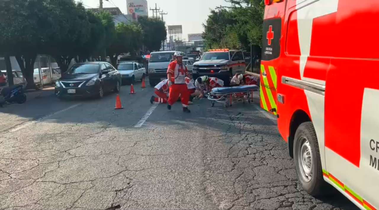 Choque entre motociclistas deja dos lesionados en el bulevar Cuauhnáhuac