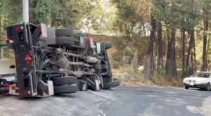 Vuelca grúa en la Cuernavaca-Huitzilac; no hay lesionados
