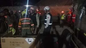 Refuerzan labores para rescatar a tres mineros atrapados en Sinaloa