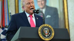 Trump ordena a Marina de EE.UU destruir lanchas iraníes en Ormuz