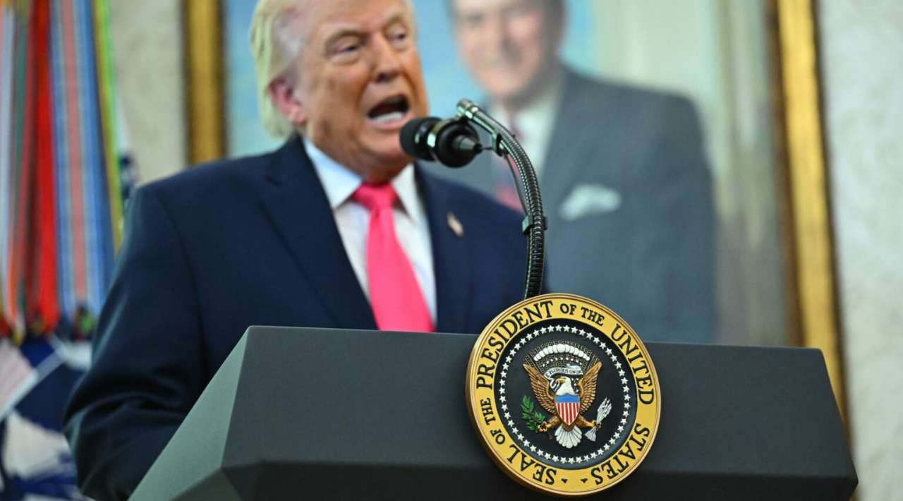 Trump ordena a Marina de EE.UU destruir lanchas iraníes en Ormuz