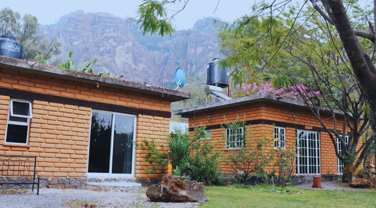 Señalan descontrol en alojamientos turísticos de Tepoztlán; piden regular plataformas