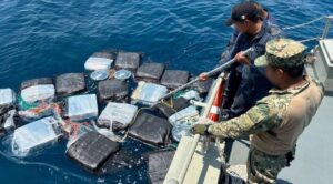Marina asegura barco con 904 kg de cocaína y detiene a seis extranjeros frente a Puerto Chiapas