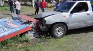 Camioneta se estrella contra muro en Tepalcingo; hay un lesionado