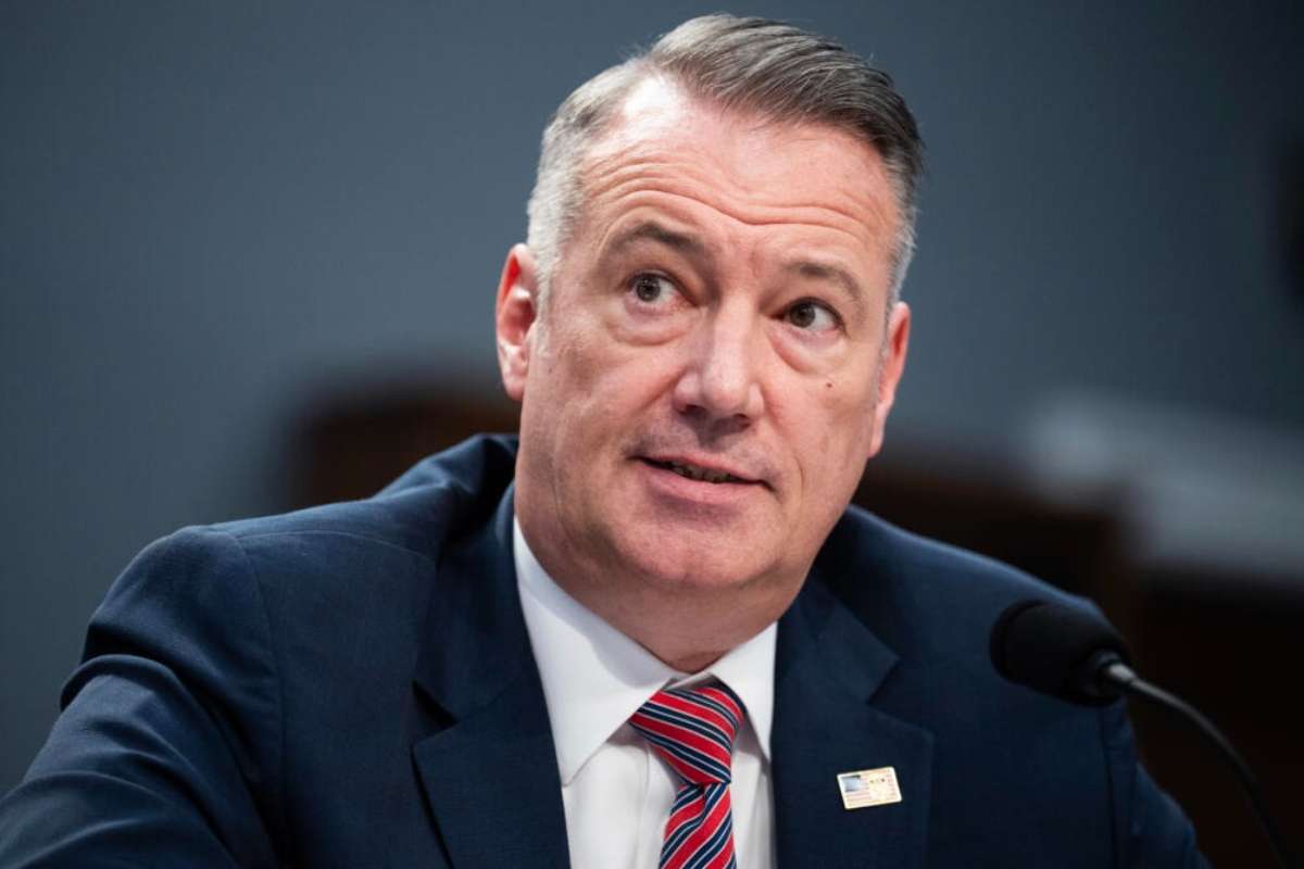 Renuncia director interino de ICE tras etapa de redadas y presión migratoria