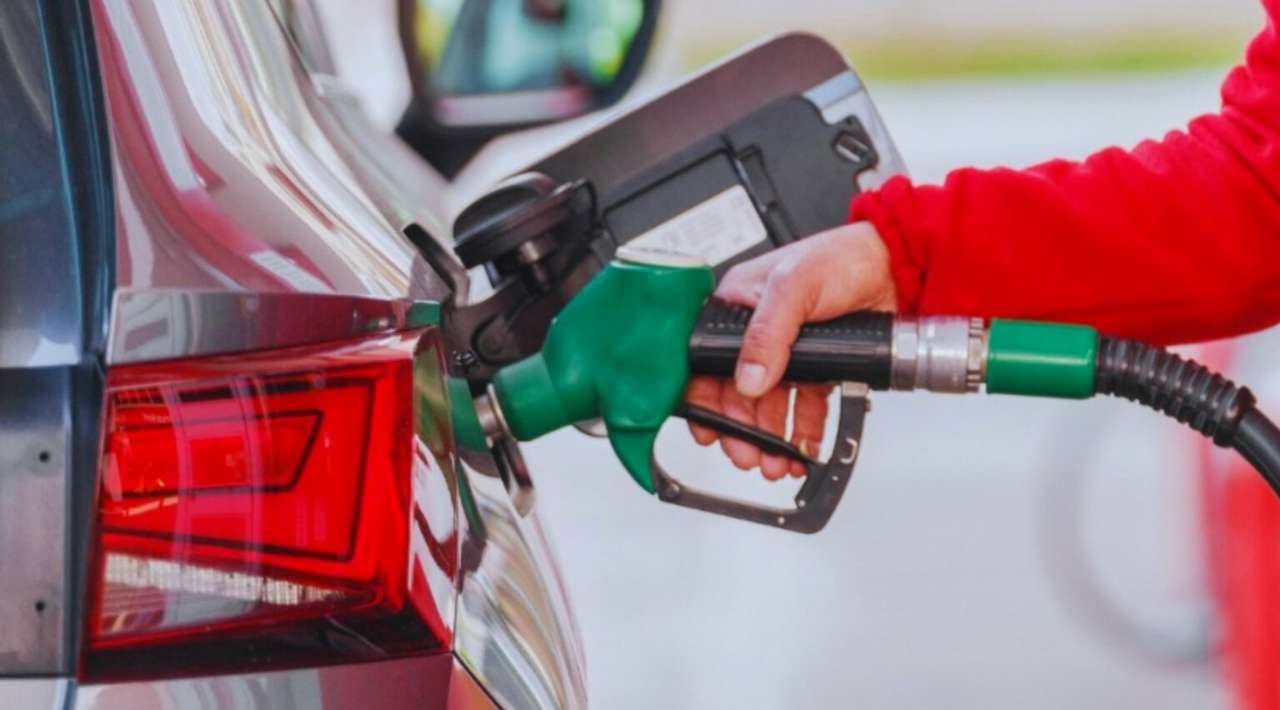 México fija tope de 28 pesos por litro al diésel tras acuerdo con empresarios