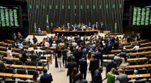 Congreso de Brasil aprueba ley que reduce condena de Bolsonaro