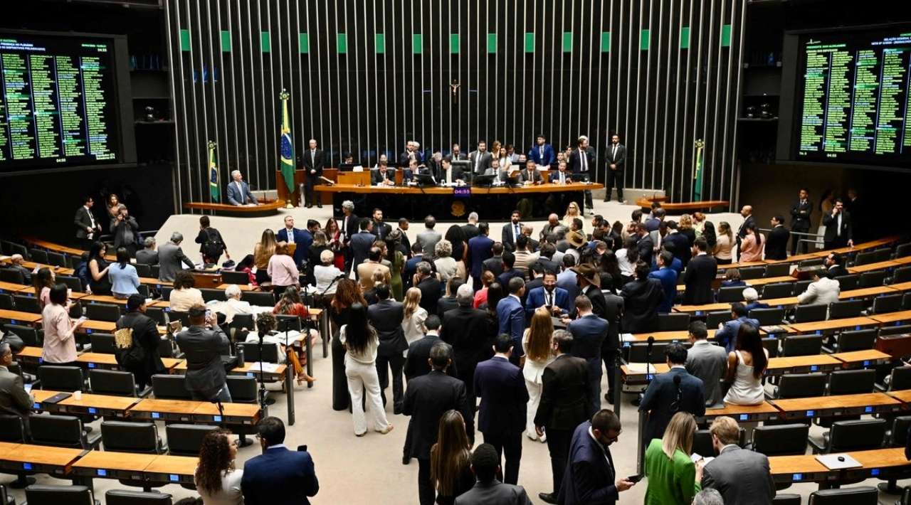 Congreso de Brasil aprueba ley que reduce condena de Bolsonaro
