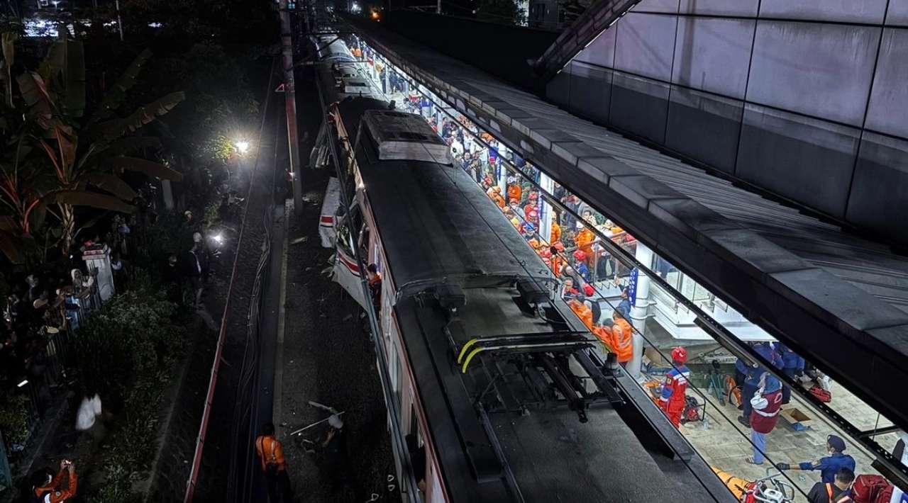 Al menos dos muertos y varios heridos tras choque de trenes en Indonesia