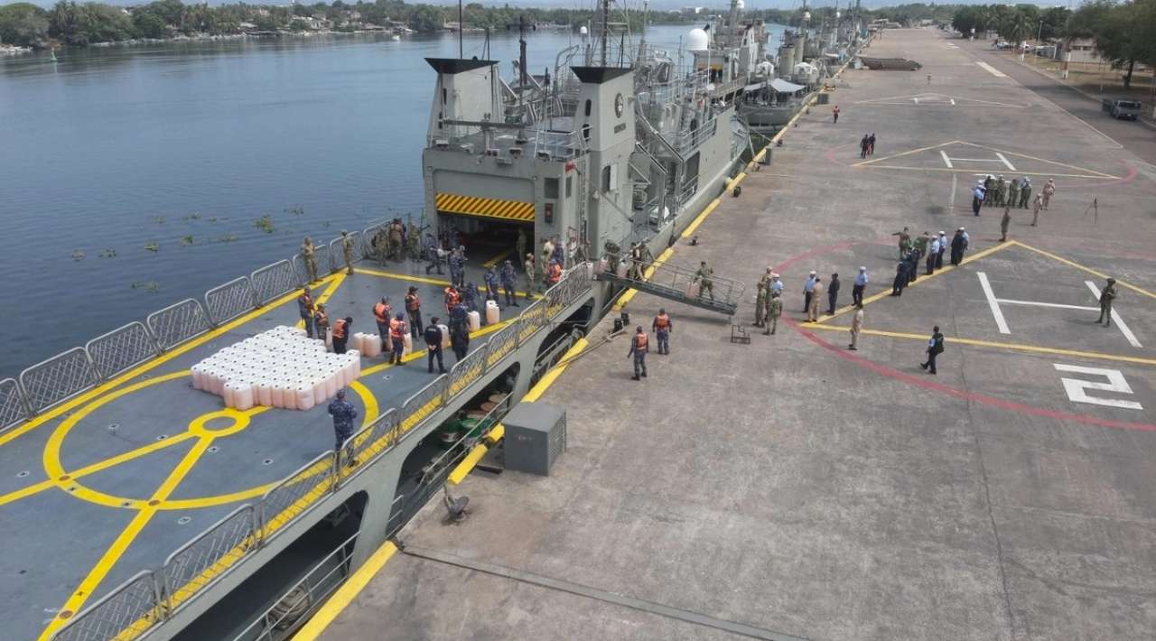 Marina asegura embarcación con 103 bidones de combustible en Michoacán