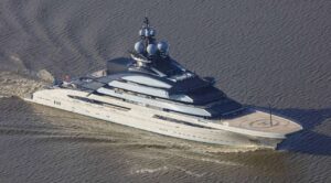 Superyate vinculado a multimillonario ruso atraviesa el estrecho de Ormuz pese a restricciones