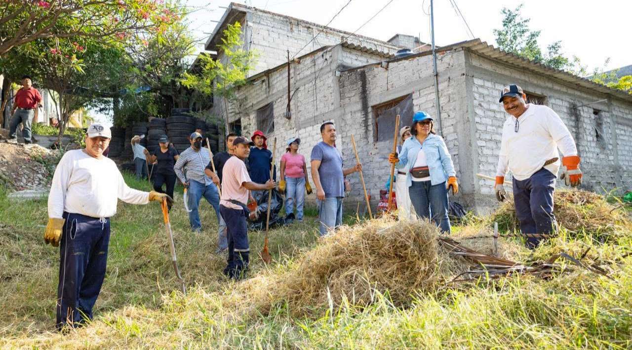 En Puente de Ixtla sociedad y autoridades municipales realizaron la limpieza de la barranca La Víbora