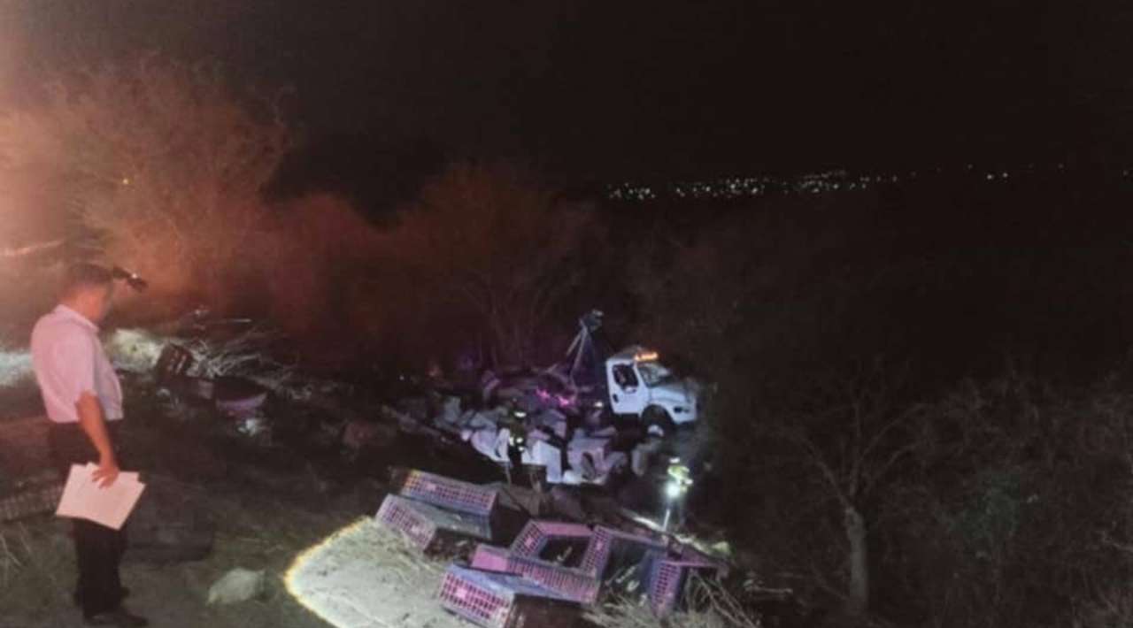 Vuelca tráiler en la autopista Siglo XXI; solo hay daños materiales