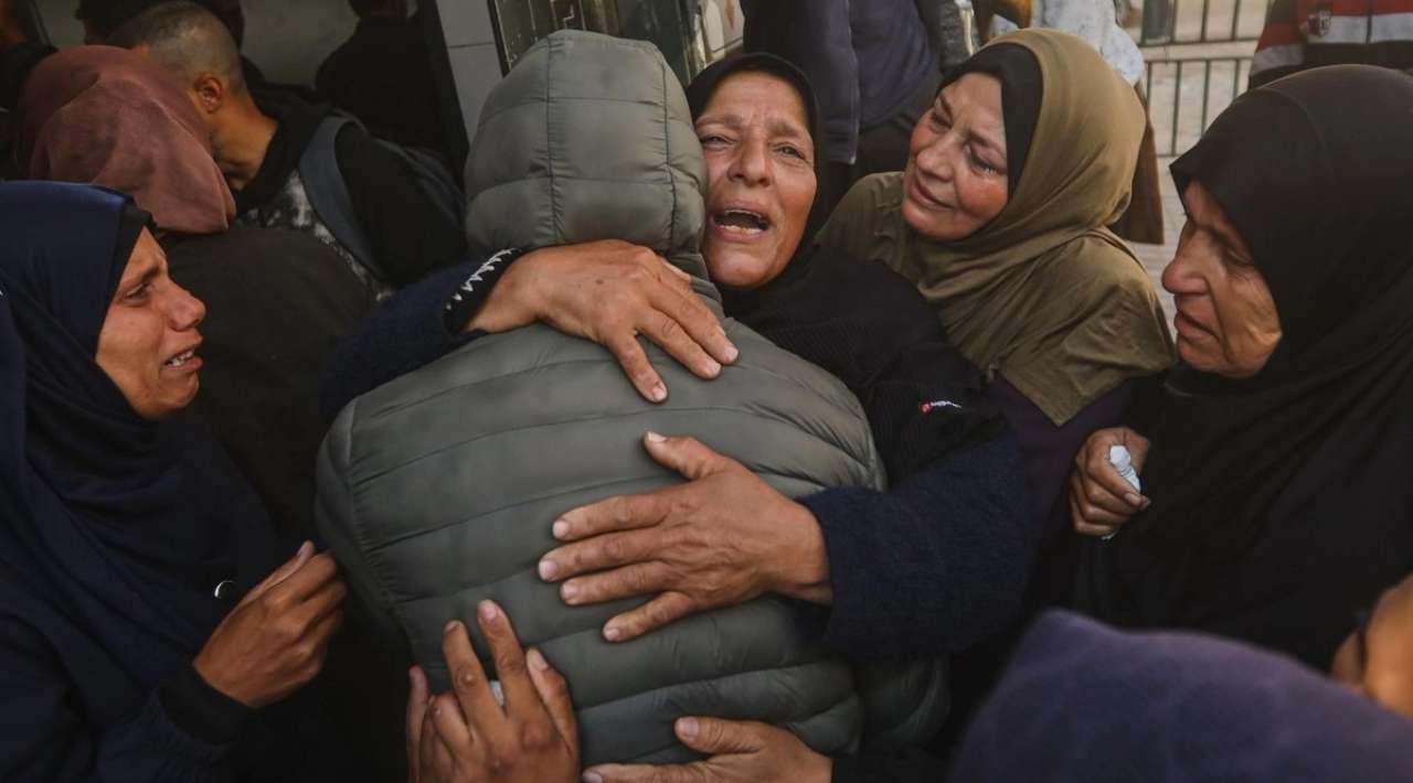 Decenas de palestinos mueren por gases lacrimógenos y disparos en Hebrón y Gaza