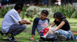 Jóvenes en México retrasan independencia, uniones y maternidad, revela Inegi