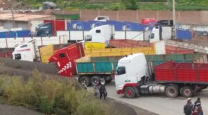 Transportistas paralizan Bolivia y bloquean carreteras por crisis de gasolina